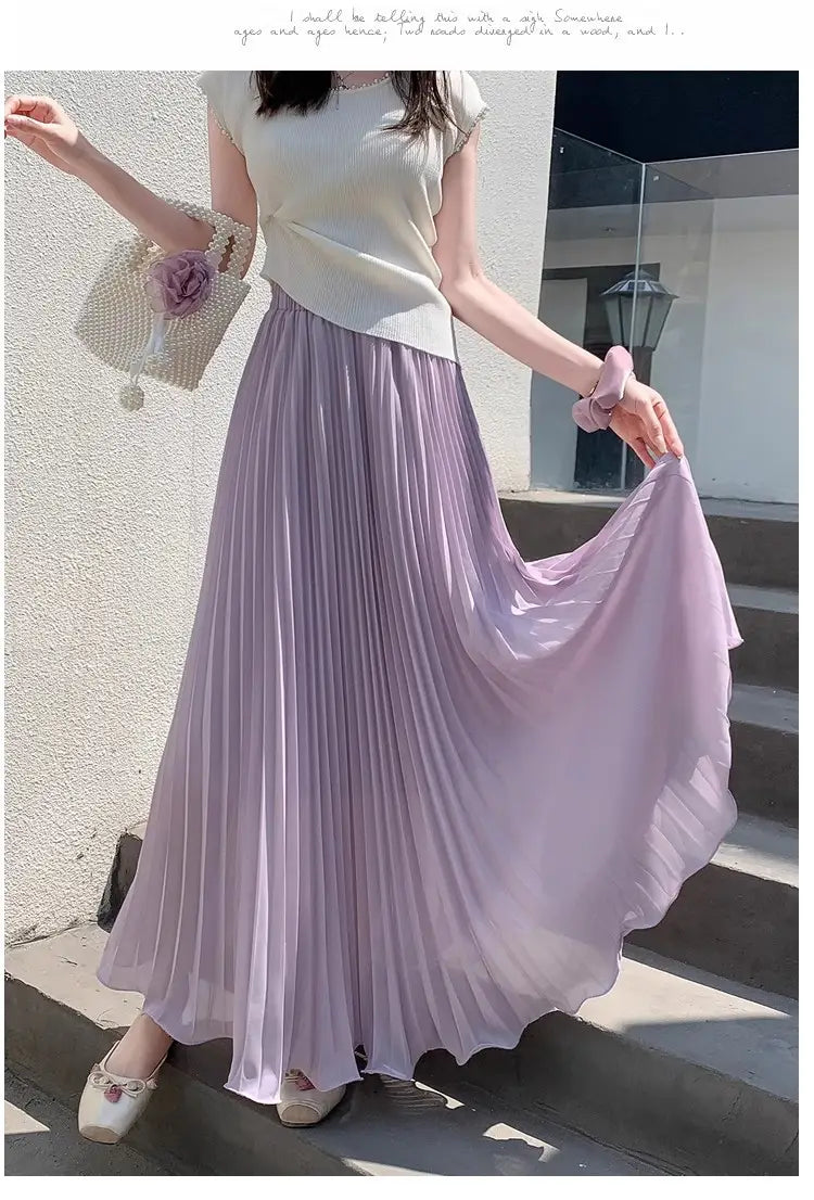 ラベンダーの流れるようなプリーツシフォンのマキシスカート。ハイウエスト仕様で、軽やかなセミシアー素材を使用しており、カジュアルな着用に適しています。