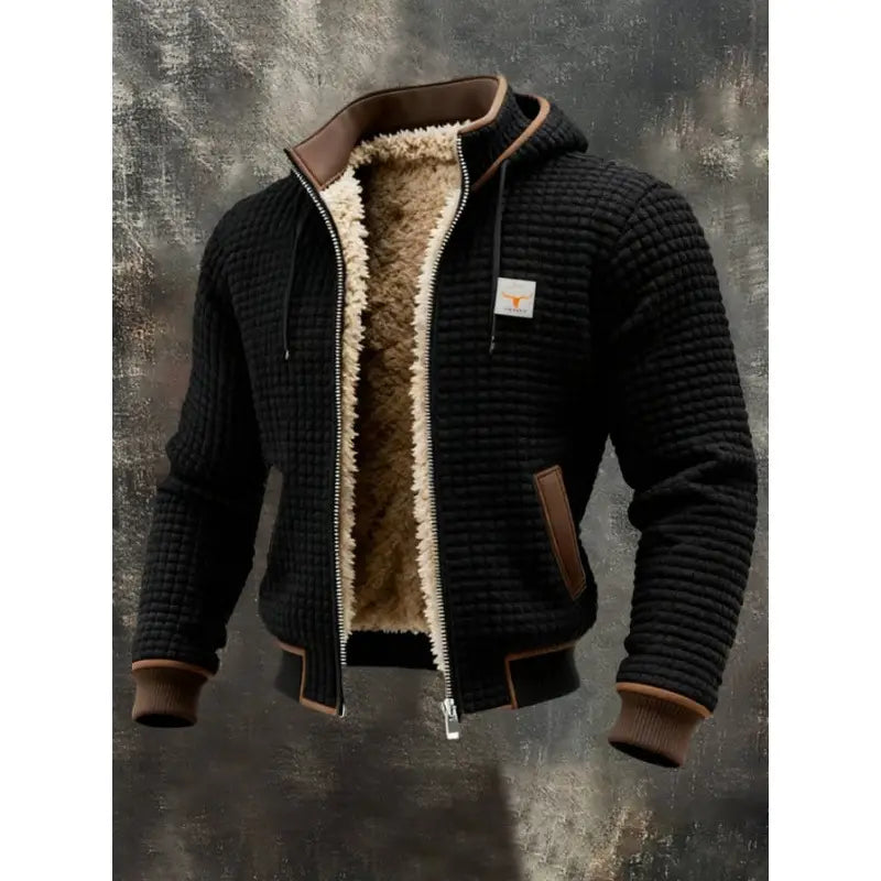Veste à capuche zippée doublée de polaire pour homme en tissu matelassé noir, doublure en shearling marron et passepoils marron assortis aux poignets, au col et aux poches.