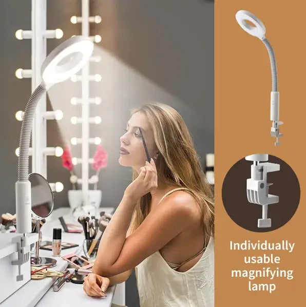 Lampe de grossissement blanche à col-de-cygne flexible avec base de serrage réglable fixée à un vaporisateur facial professionnel équipé d’une lampe de grossissement 3× pour les soins de la peau.