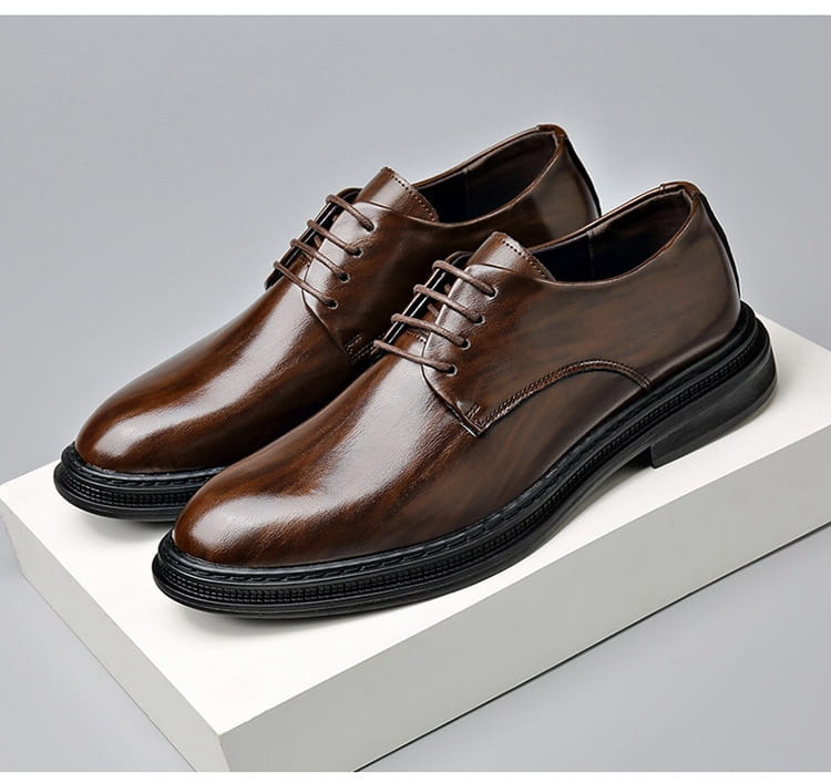 Chaussures de ville habillées Oxford en cuir pour homme, pour les mariages, en cuir marron, avec un design à lacets et des semelles en caoutchouc noir.