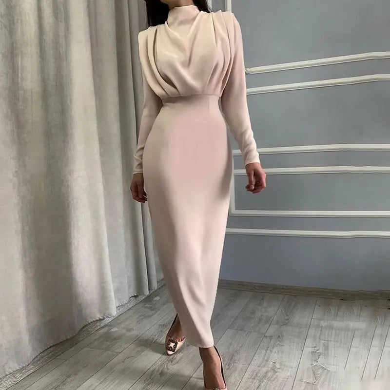 Une robe longue maxi à col montant structurée à manches longues, élégante, rose poudré, avec un corsage drapé et une longueur mi-longue.