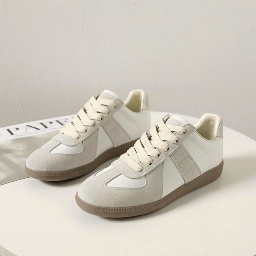 Ledersneaker, vielseitige Freizeitschuhe im Low-Top-Design, in Weiß und hellgrauem Veloursleder mit minimalistischem Design und kontrastierenden Elementen sowie passenden Schnürsenkeln.