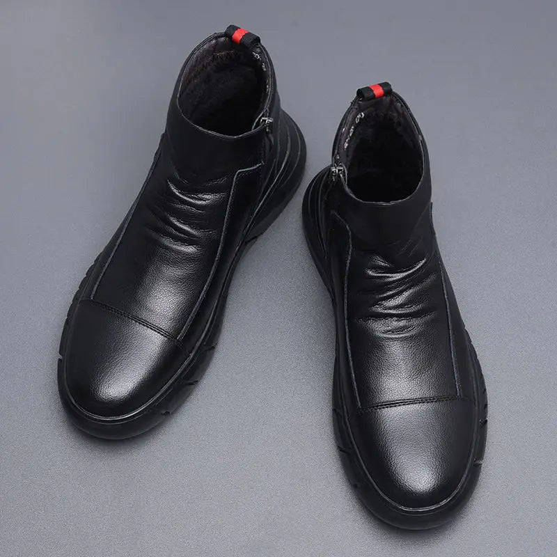 Schwarze Leder-Stiefeletten mit hohem Schaft und einer kräftigen Sohle mit roten Reißverschluss-Zuglaschen.
