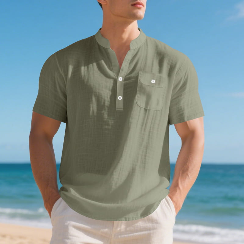 Herren-Olivgrünes Leinenhemd im lässigen Stil mit kurzem Ärmel im Henley-Stil mit Brusttasche und weißen Knöpfen.