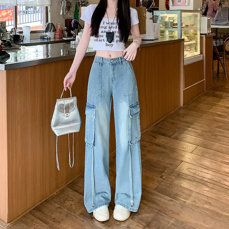 Helle blaue Jeans-Cargohose mit mehreren Taschen und einer entspannten Wide-Leg-Passform in hellem Wasch.