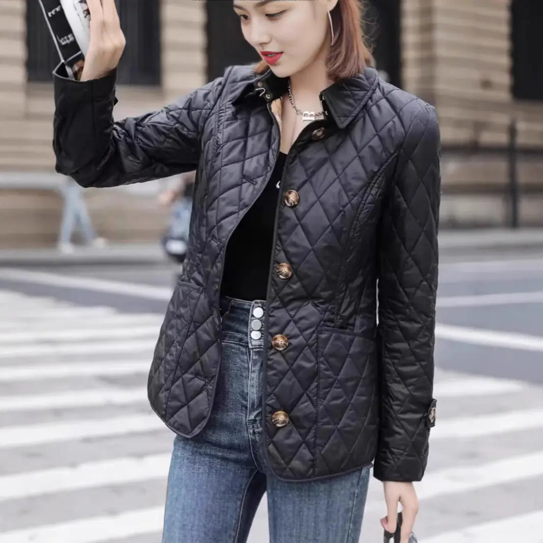 Schwarze wattierte Baumwolljacke im Slim-Fit mit goldfarbenen Knöpfen als stilvolle und wärmende Oberbekleidungsoption.
