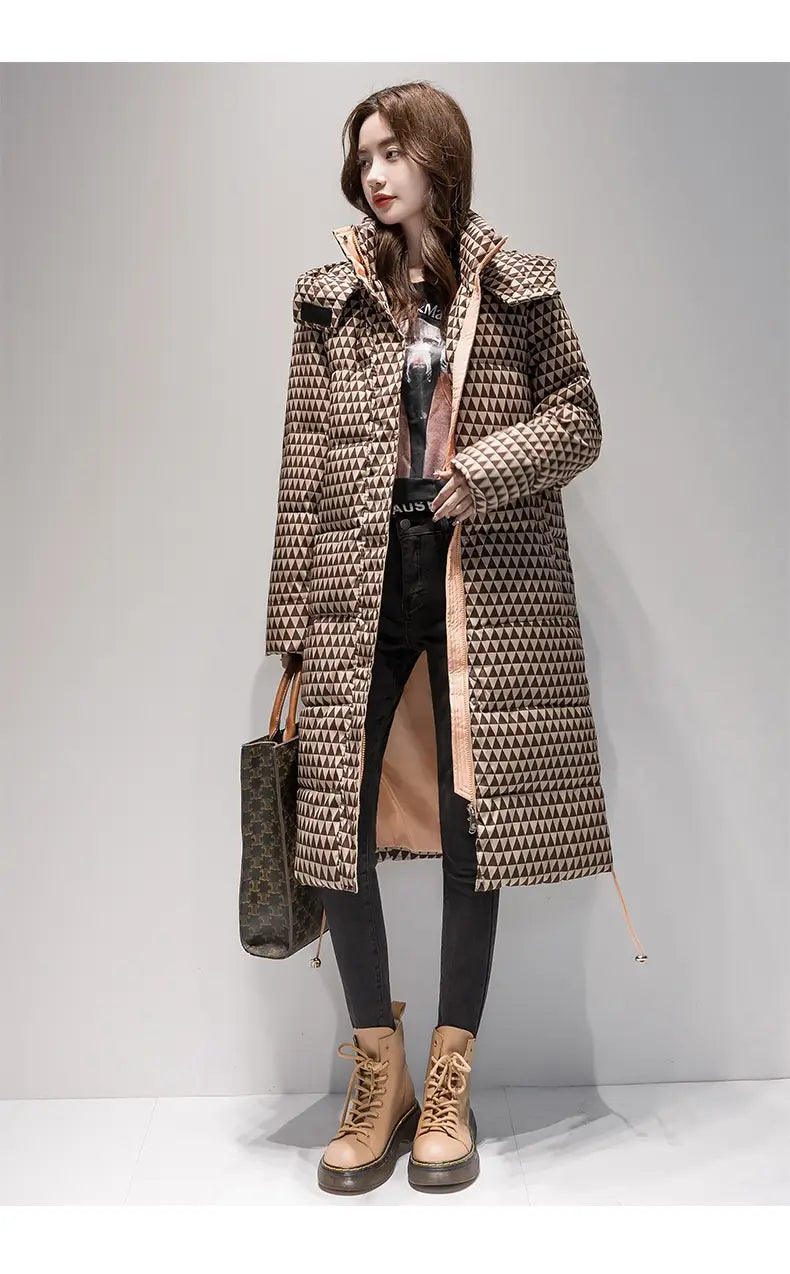 Un long manteau matelassé en coton pour femmes avec un motif de triangle géométrique dans des tons de marron et de beige.