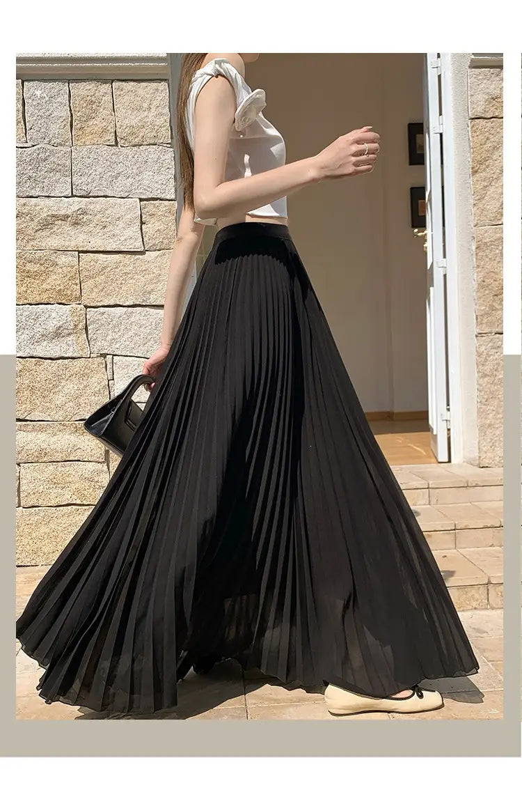 Schwarzer plissierter Chiffon-Maxirock für Damen mit einer fließenden, eleganten Silhouette.