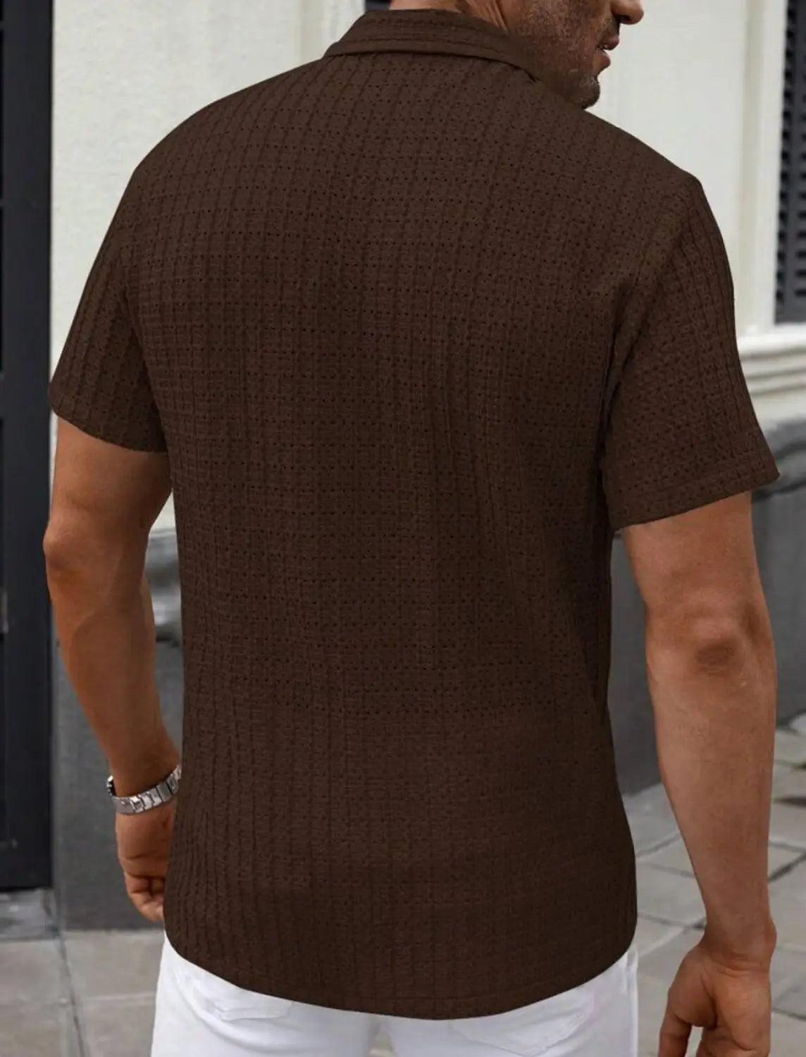 braunes kurzärmeliges Poloshirt mit einem strukturierten, gerippten Strickmuster, geeignet für den lässigen Gebrauch