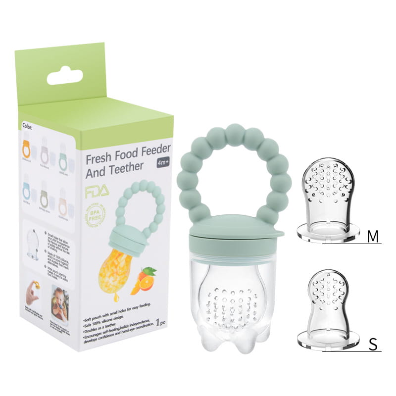 Hellgrünes Silikon-Baby-Obstfüttergerät und Teether-Schnuller-Set mit einem transparenten Kunststoffbeutel für sicheres Füttern und Beruhigung.