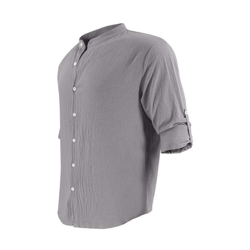 Camisa entallada para hombre en mezcla de lino color gris con textura de algodón, con abertura frontal tipo botones, mangas arremangadas y botones blancos.