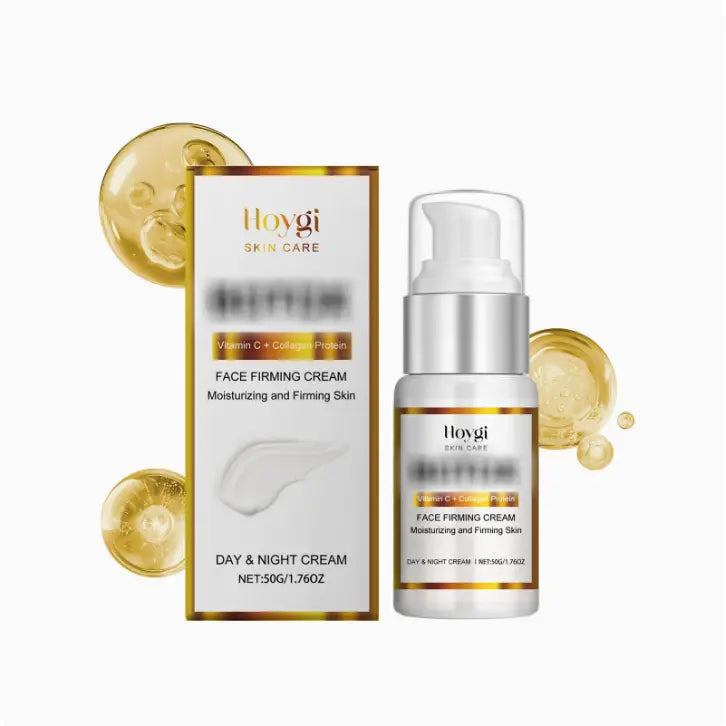 Flacon à pompe argentée de la crème raffermissante pour le visage Hoygi, avec étiquette blanche et accents dorés, contenant de la vitamine C et du collagène pour raffermir la peau et favoriser la régénération.