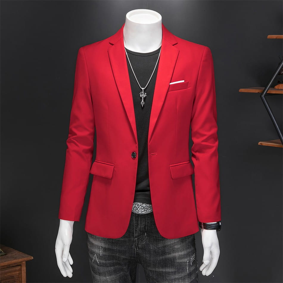 Chaqueta de vestir empresarial de pana roja vibrante con ajuste slim, corte moderno y elegante, y brillo sutil.