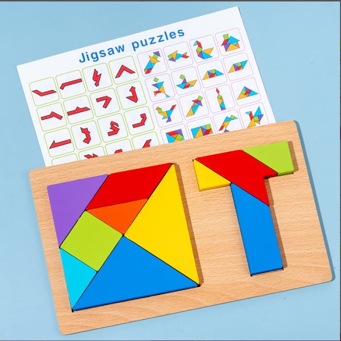 Puzzle tangram en bois coloré avec des pièces géométriques vibrantes disposées sur un plateau en bois naturel conçu comme un jouet pour enfants.