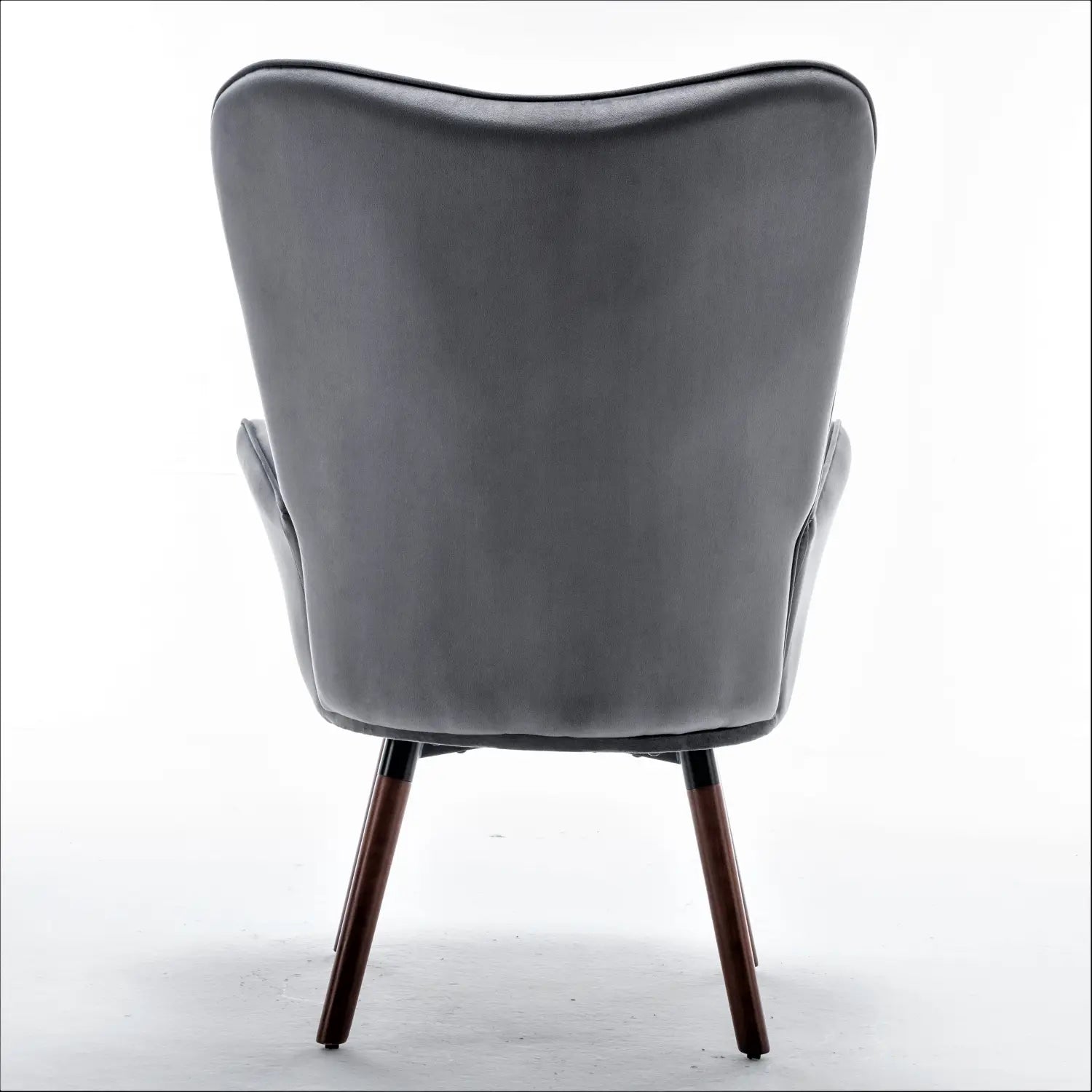 Grau Samt-Mid-Century-Wingback-Akzentstuhl mit einer geschwungenen Rückenlehne und dunklen Holzbeinen