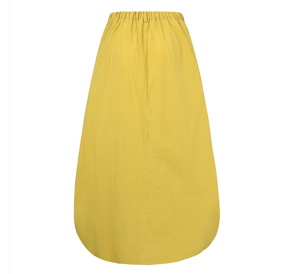 Une jupe mi-longue en satin jaune douce taille haute, avec une coupe décontractée et une ceinture élastique, conçue comme une jupe longue fluide.