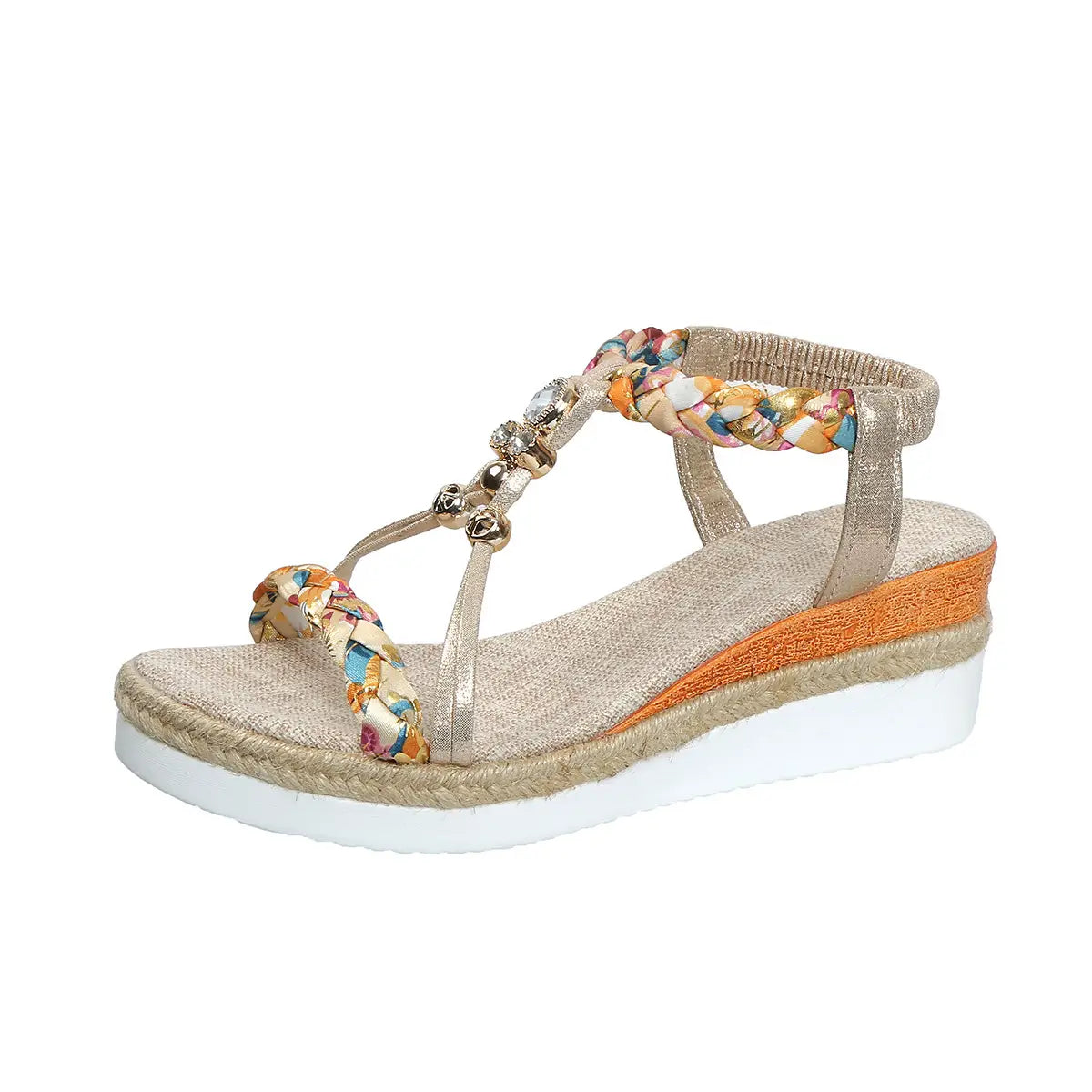 Sandalia tipo cuña para mujer con una correa de espadrille tejida trenzada de colores, con patrones multicolor, acentos dorado metalizado y adornos con pedrería en la banda del tobillo.