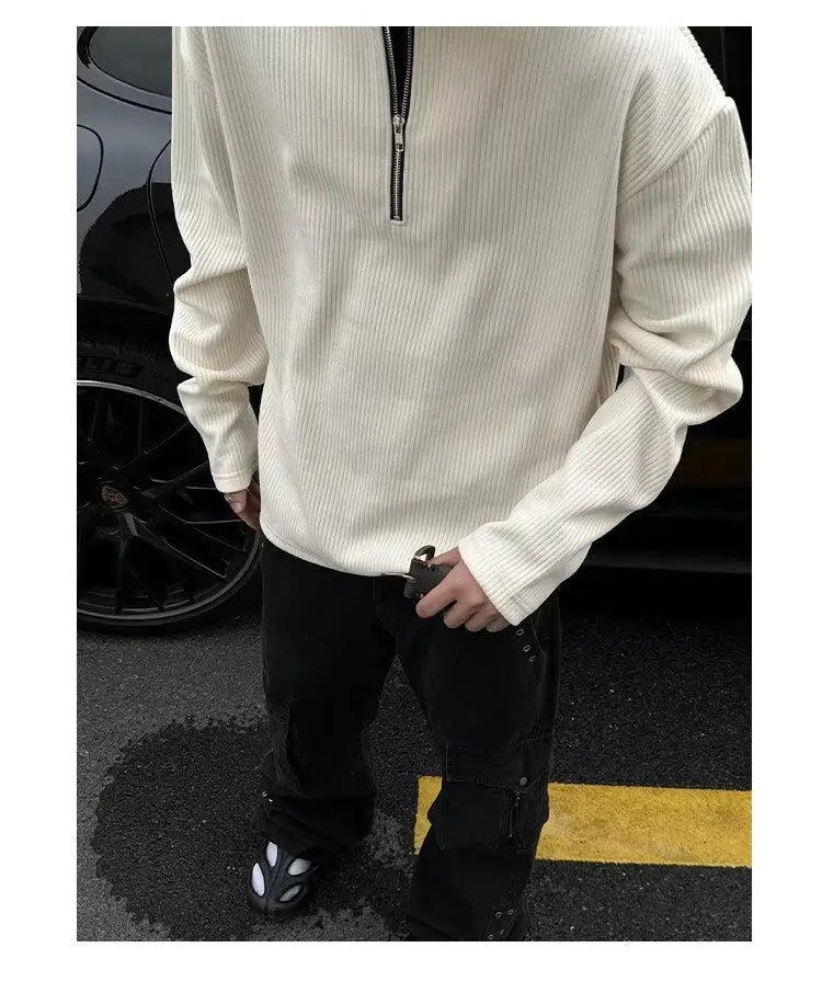 Sudadera tipo jersey acanalada de media cremallera para hombre en punto acanalado color crema con tirador de cremallera negro.