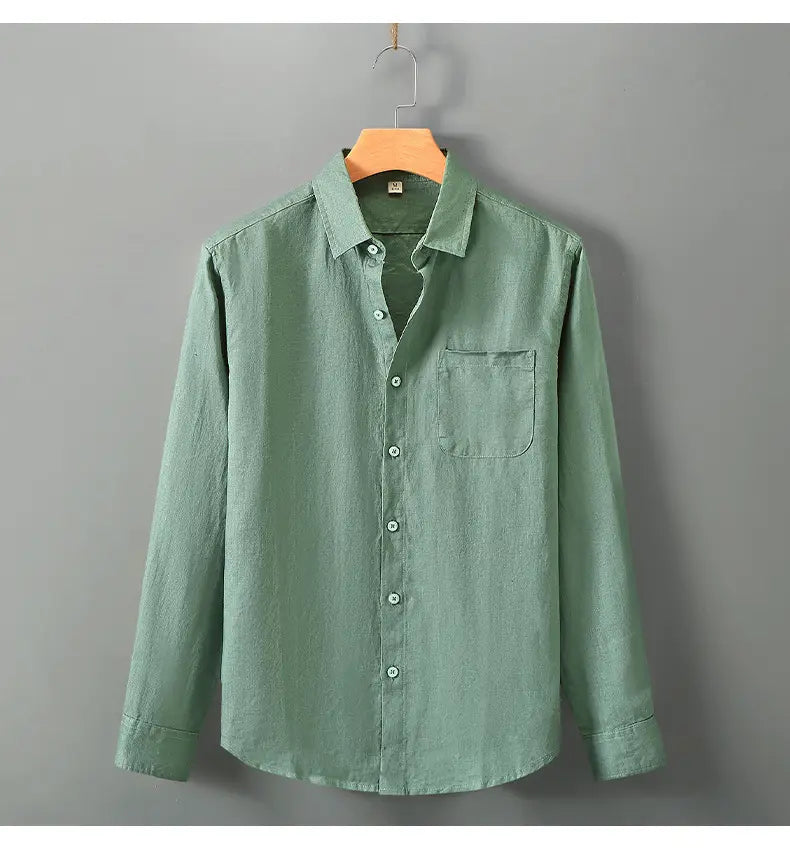 Chemise de protection solaire en lin pour homme vert clair avec manches longues, un tissu finement texturé et des boutons assortis.