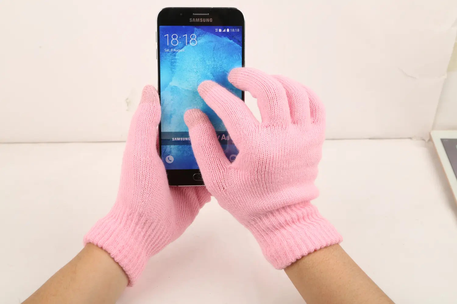 Rosa gestrickte Handschuhe mit gerippten Bündchen, ausgelegt als Touchscreen-Winterstrickhandschuhe, warm, unisex geeignet und für die Nutzung bei kaltem Wetter vorgesehen