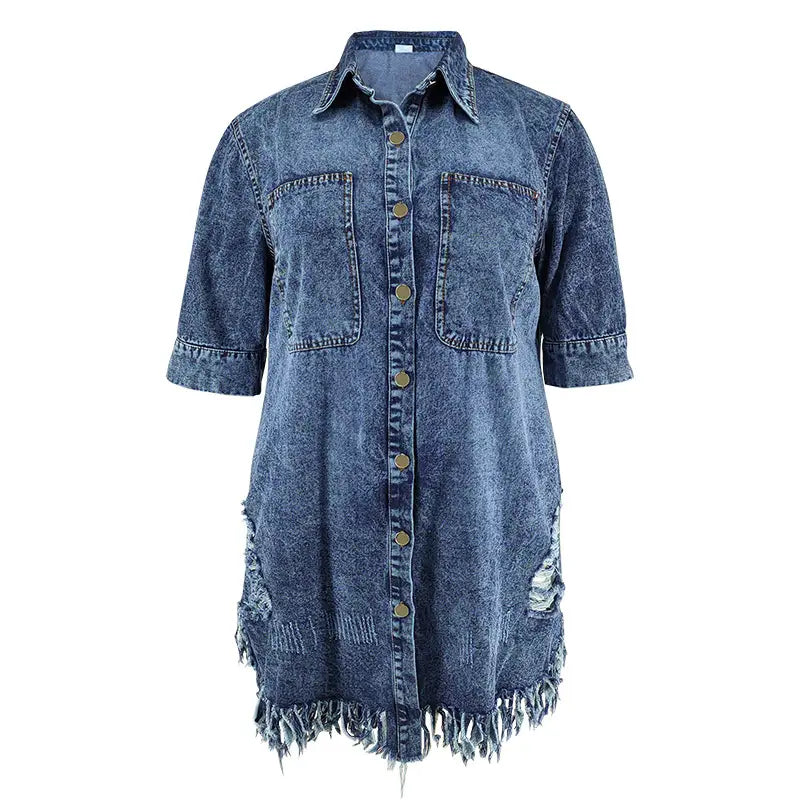 Robe chemise midi en denim à ourlet effiloché abîmé, en lavage bleu délavé, avec ourlet et poignets effilochés, ainsi que deux poches appliquées à l’avant.