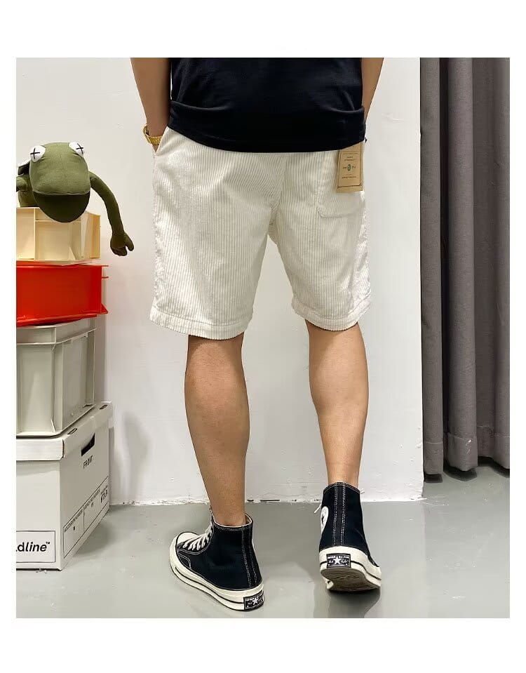 Herren-Retro-Cord-Sommer-Arbeitsbekleidung mit Kordelzug und kurzen Hosen in Weiß mit einer dezenten vertikalen Rippstruktur und einem lässigen, leicht verblassten Finish.