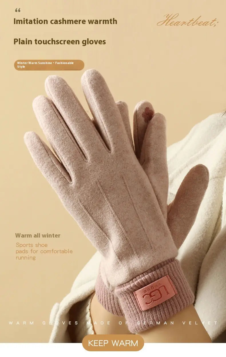 Beige Imitat-Kaschmir-Touchscreen-Winterhandschuhe für Damen mit geripptem Bündchen und kleinem rosa Label, von der Rückseite dargestellt.