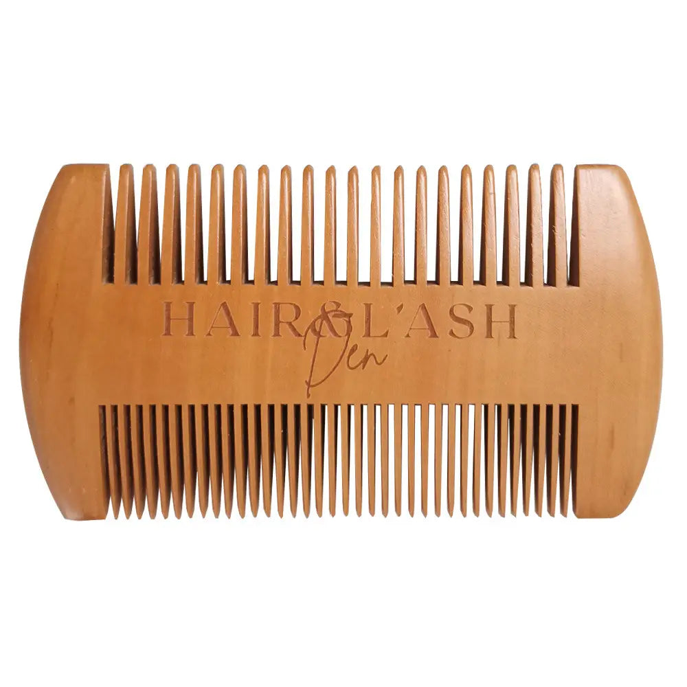 peine de barba de madera color marrón claro con dos anchos de dientes, con inscripciones de cabello y pestañas, incluido en un kit de crecimiento de barba con dermaroller y herramientas de aseo.