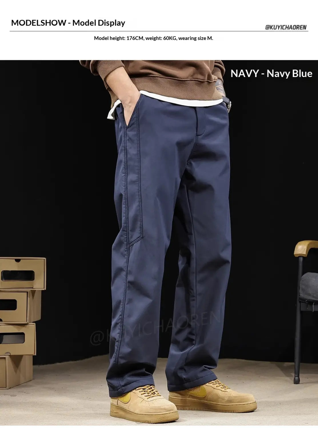Herren-Cargohose im japanischen Retro-Stil mit weitem Bein in Marineblau mit sauberem modernem Schnitt und dezenten Details an der Seitennaht.