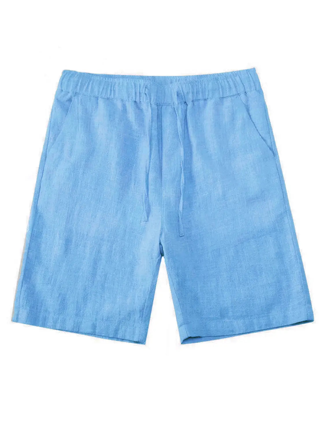 shorts en lin bleu clair avec taille élastique et cordon de serrage, assortis à une chemise en lin boutonnée ample et décontractée pour homme.