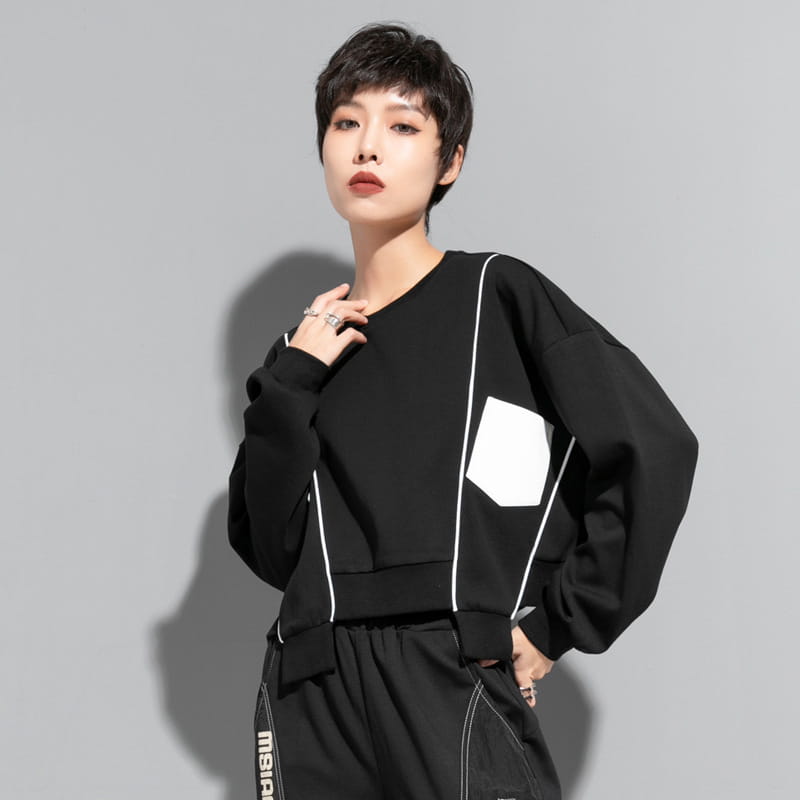 Sweat-shirt oversize noir présentant un panneau géométrique blanc et des détails de passepoil, issu de la collection de pull à capuche irrégulier en patchwork pour vêtements pour femmes.