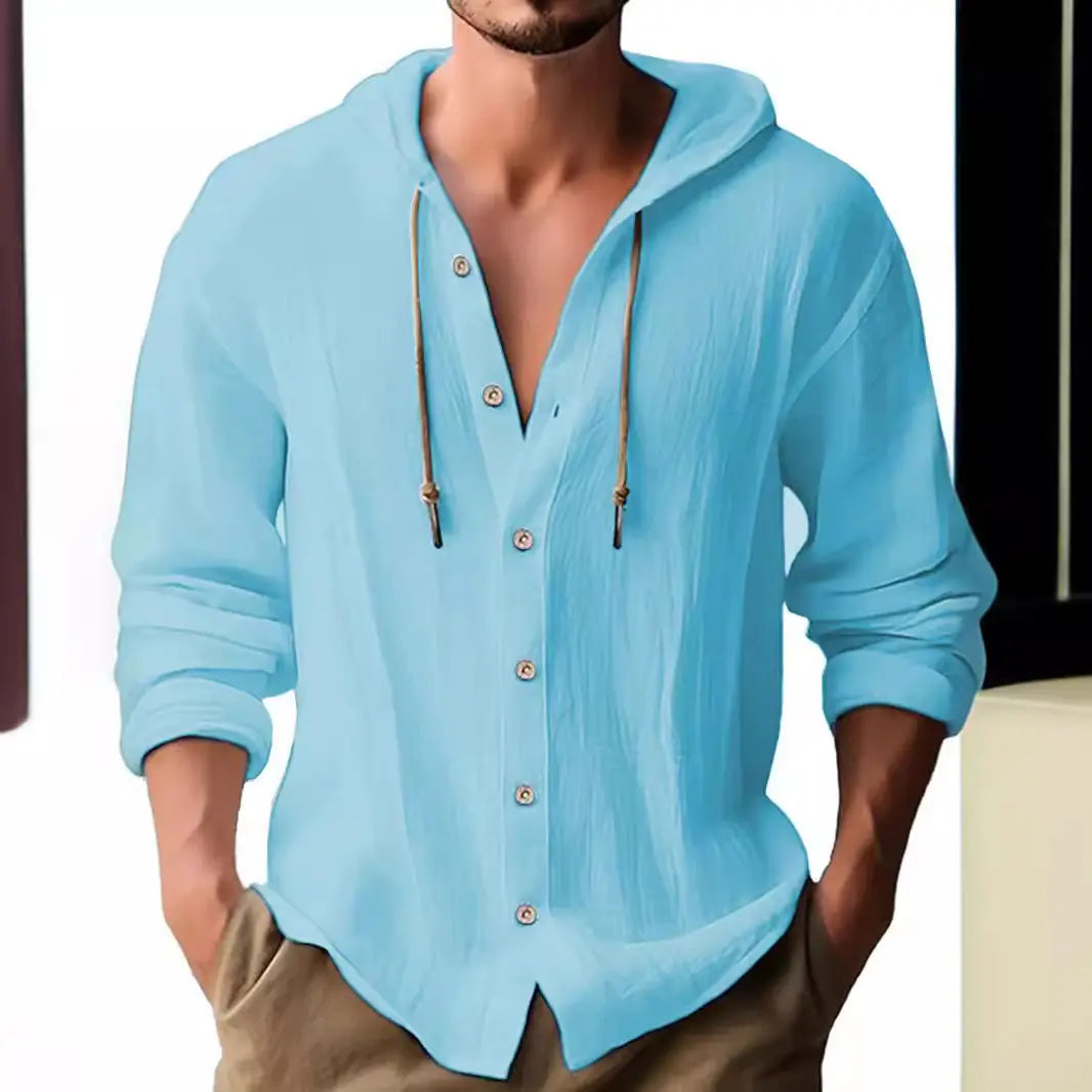 Camisa de cárdigan con capucha ligera para hombre en azul claro, con textura sutil y cordones a juego.
