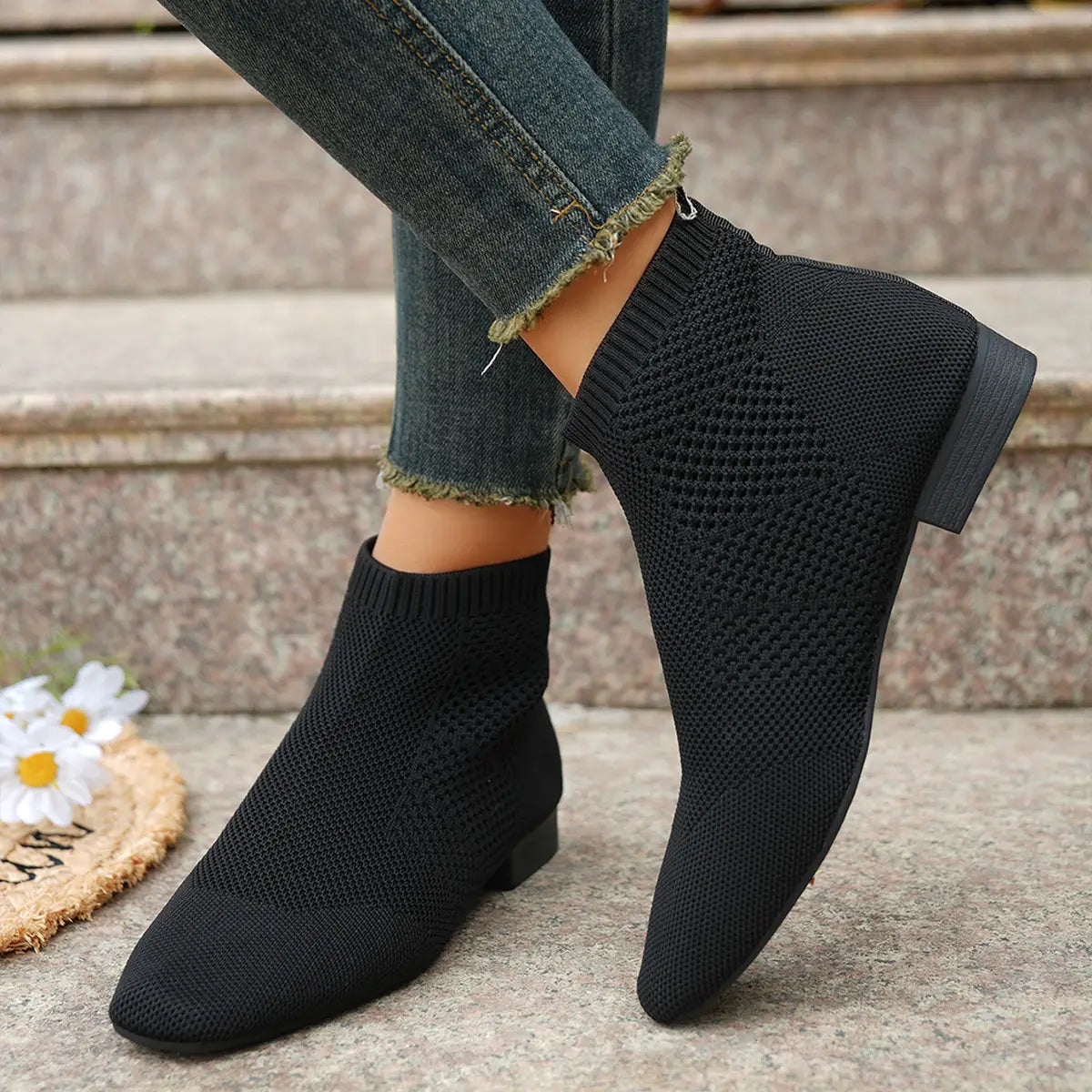 Schwarze Strick-Schnürstiefeletten mit Spitz-Design, Mesh-Textur und niedrigen Blockabsätzen für das Plus-Size-Segment.