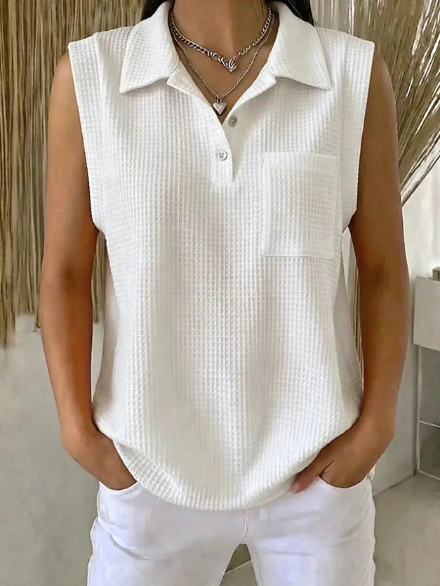 Camisa tipo polo tejida sin mangas blanca para mujer, con textura acanalada y tapeta abotonada diseñada para mujer.