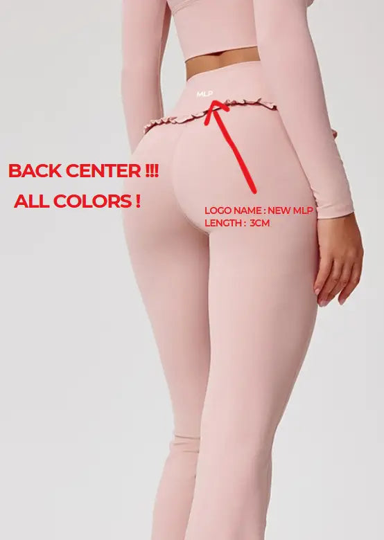 La face arrière des leggings roses taille haute évasés présente un détail de ruban rouge au centre ainsi qu’un logo MLP.