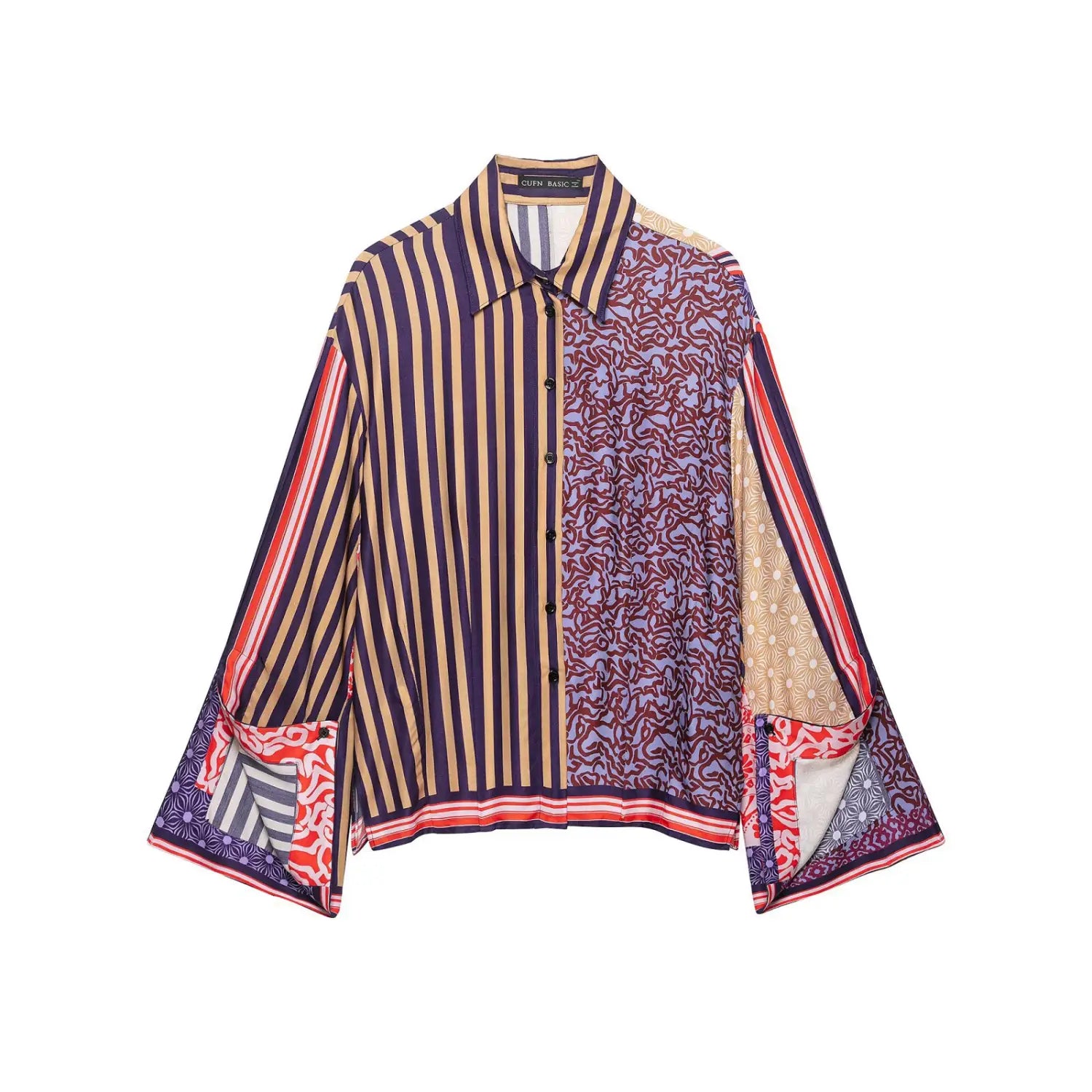 Boho-Grafikdesign zweierlei Rockset mit einer lebhaften Patchwork-Bluse im Stil eines kräftigen Designs: vertikale Navy- und Beigestreifen auf einer Seite, ein lila abstraktes Muster auf der anderen Seite sowie roter Zierbesatz entlang der Ärmel und des Saums.