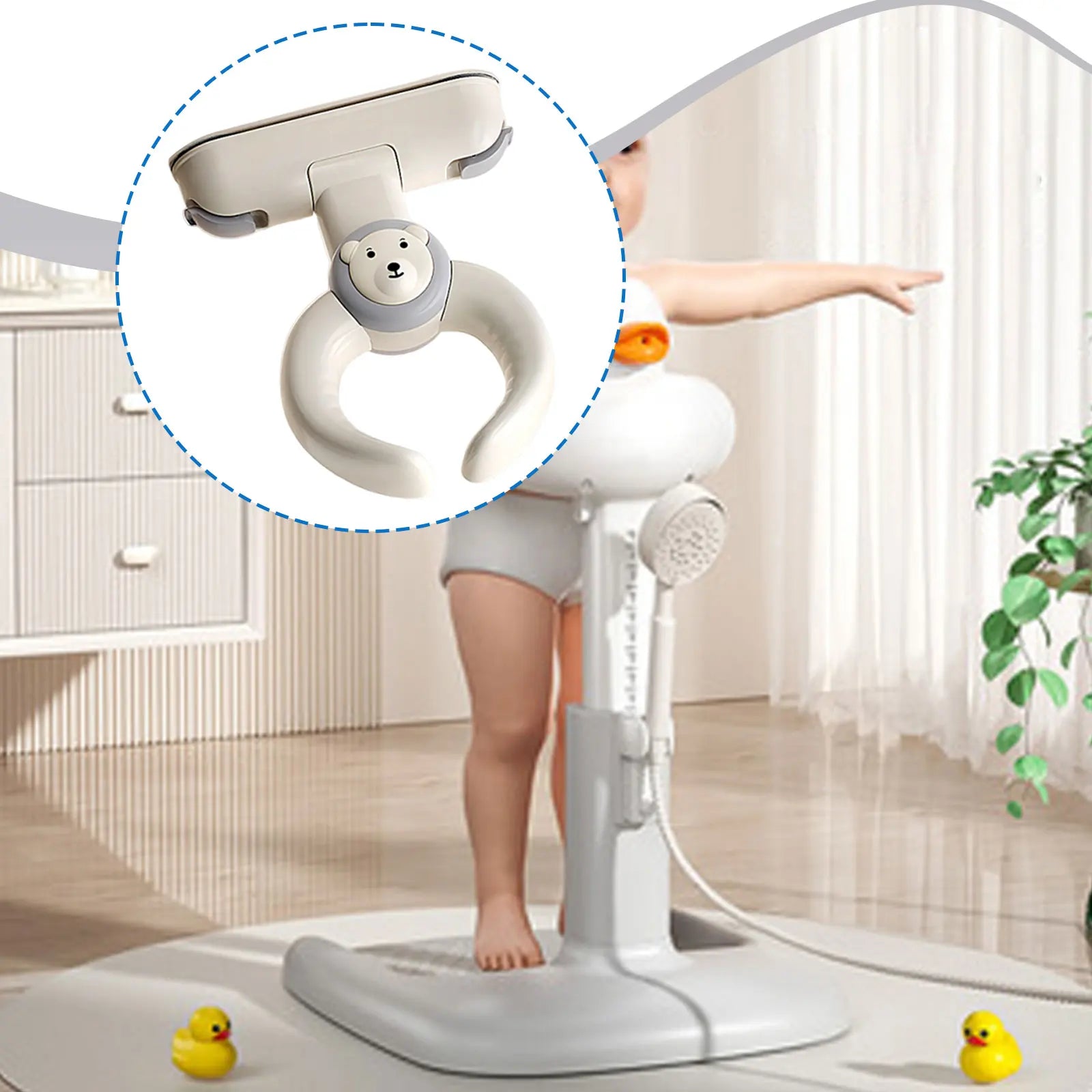 Weiße Kunststoff-Baby-Badewannen-Badehilfe mit Bärenkopfdarstellung und verstellbarem Arm mit Saugnapf für eine sichere Befestigung.