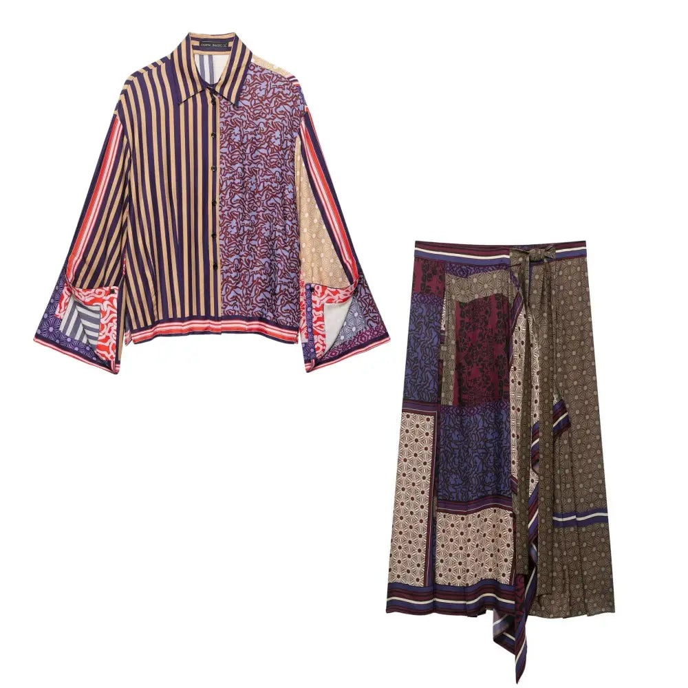 Eine Patchwork-Seidenbluse mit vertikalen Streifen und floralen Mustern in Lila, Beige, Rot und Navyblau aus dem Boho-Grafikdesign zweierlei Rockset.