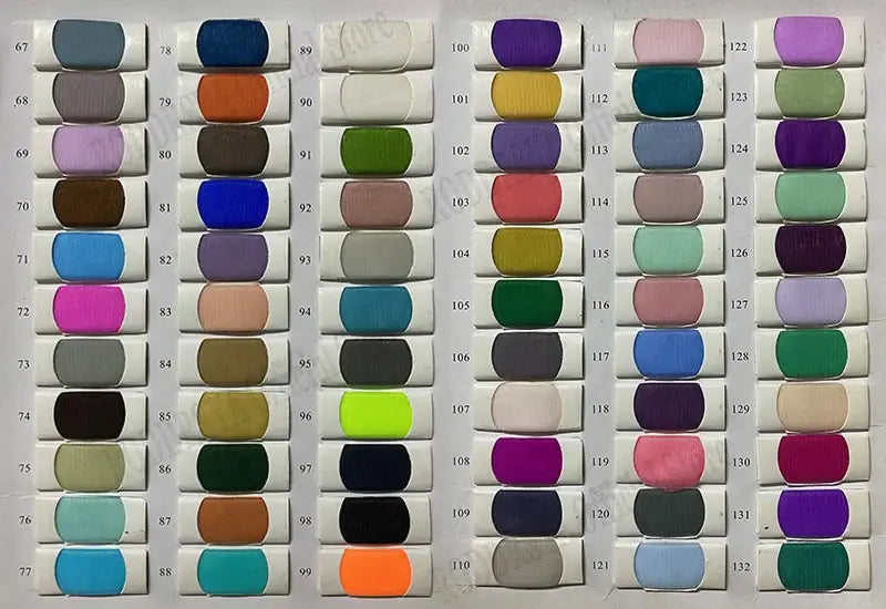 Une grille d’échantillons de tissu numérotés dans diverses couleurs et textures pour la robe de mariée sur mesure en style sirène roddrsya, avec dentelle et bretelles bustier.