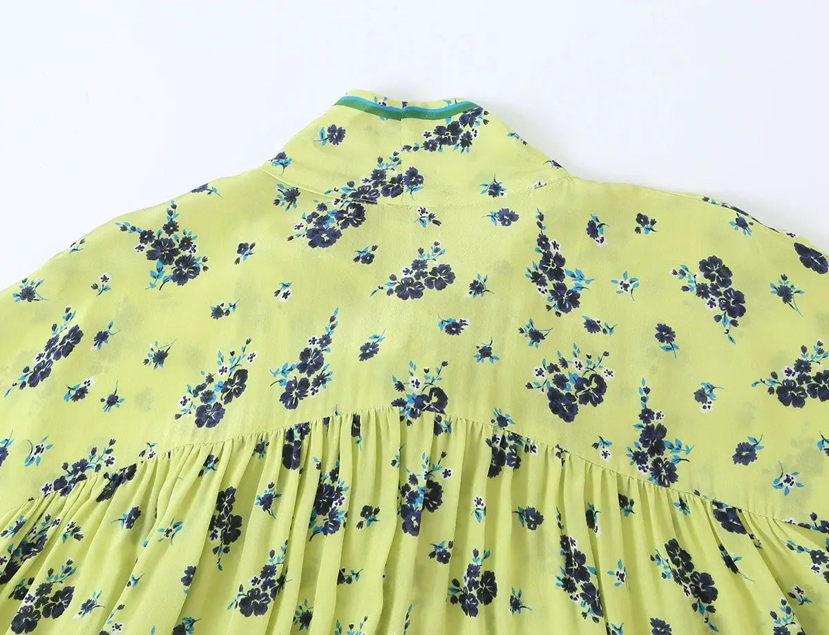 Ein leuchtendes gelbgrünes florales zweiteiliges Midi-Rock-Set im Boho-Outfit-Stil mit einem zarten dunkelblauen und türkisfarbenen Blumenmuster, einem hohen Kragen und einer gerafften Taille.