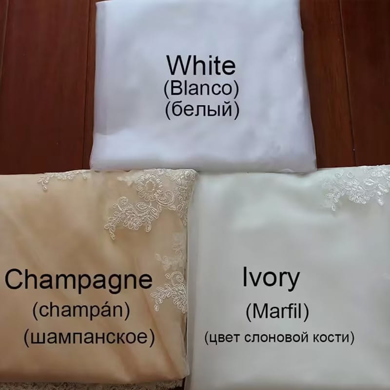 Échantillons de tissu de robe de mariée sur mesure en style sirène roddrsya, en dentelle bustier, présentés en blanc, champagne et bordure en dentelle ivoire, disposés dans des carrés soigneusement pliés