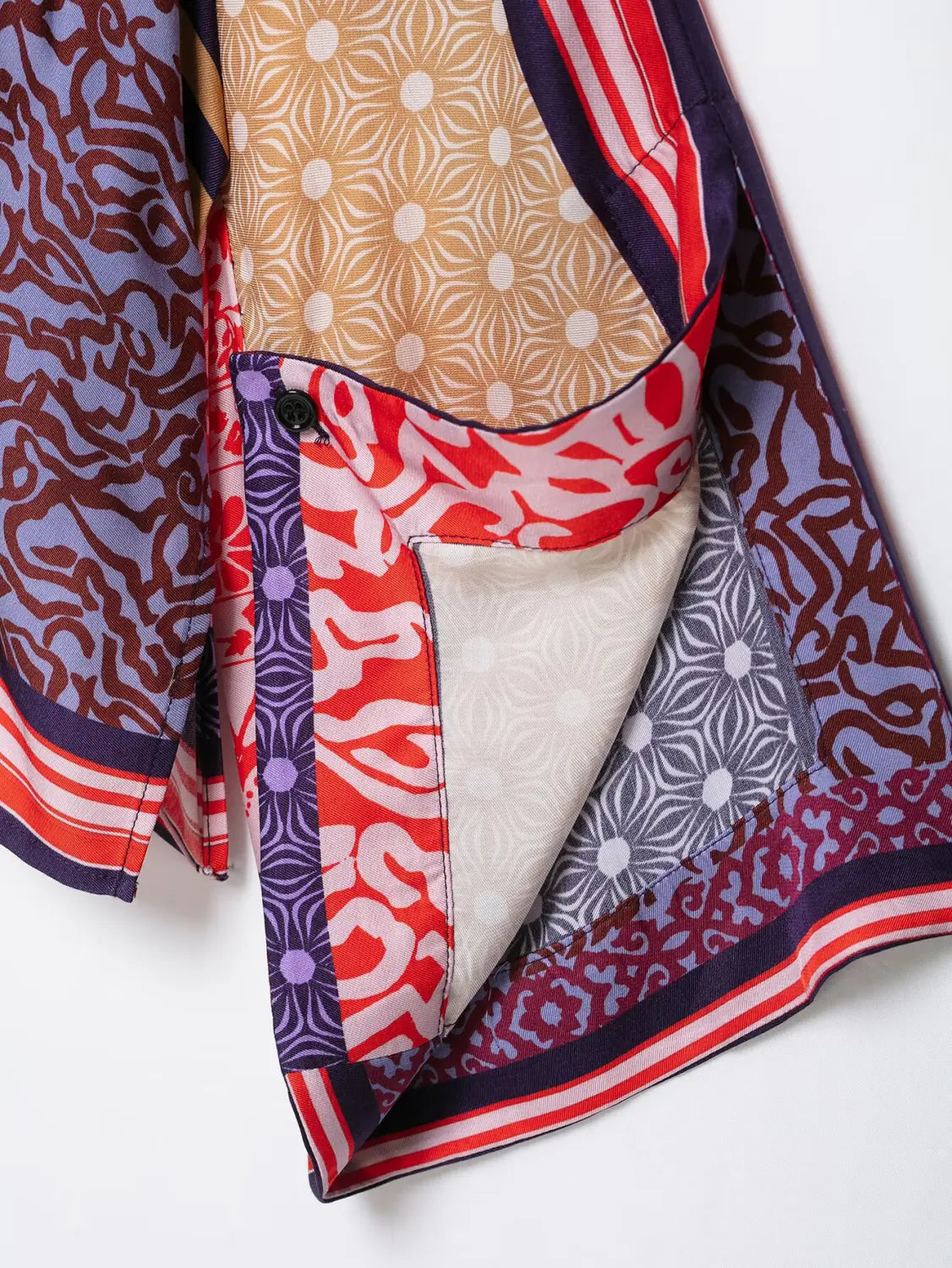 Ein lebhaftes Boho-Grafikdesign zweierlei Rockset mit einer Patchwork-Bluse im Musterstil: kräftige Rottöne, Violett- und Goldnuancen in Baumwoll- oder Leinenstoff.
