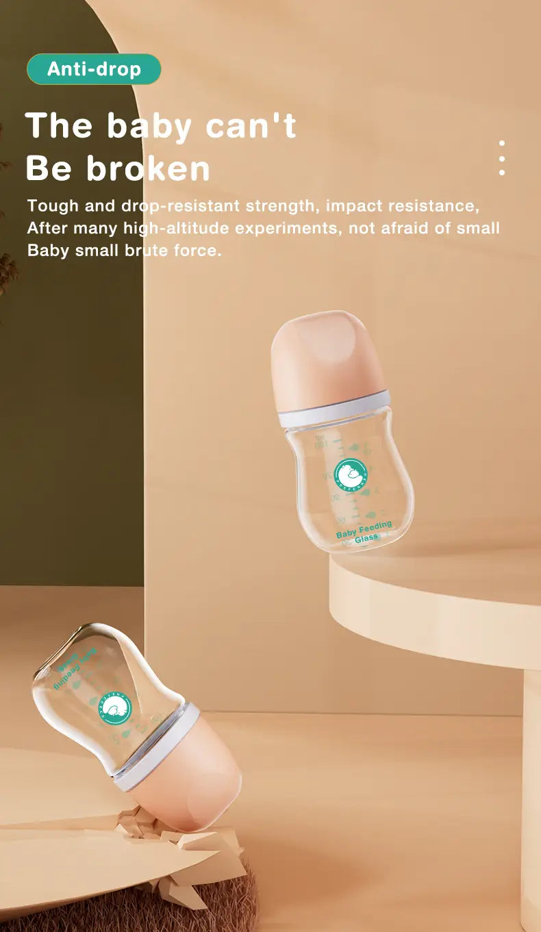 Eine klare Anti-Kolik-Glas-Babiflasche mit einer weichen rosa Silikon-Saugspitze und einem BPA-freien Boden.