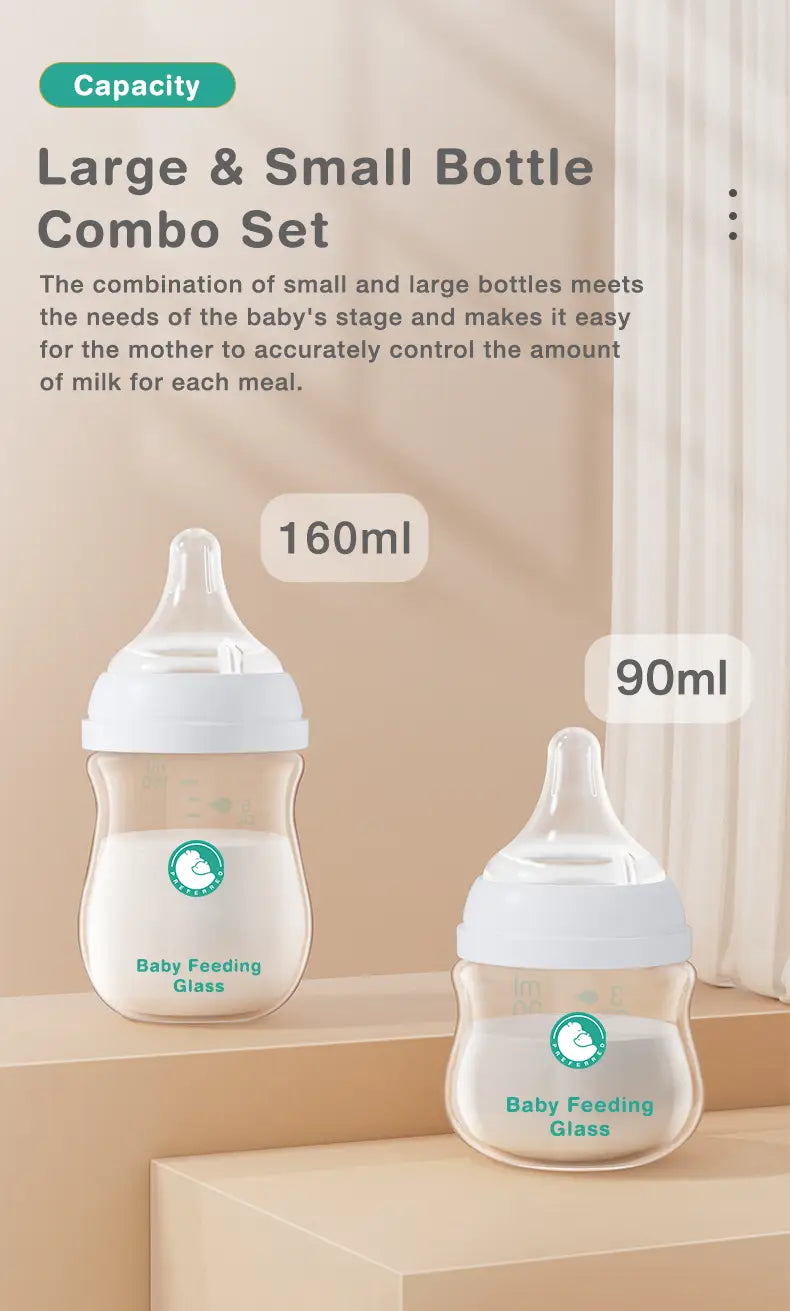Klare Glas-Anti-Kolik-Babiflaschen mit weißen Kunststoff-Saugaufsätzen und Kappen, beschriftet mit „Baby Feeding Glass“ und hergestellt aus BPA-freien Materialien.