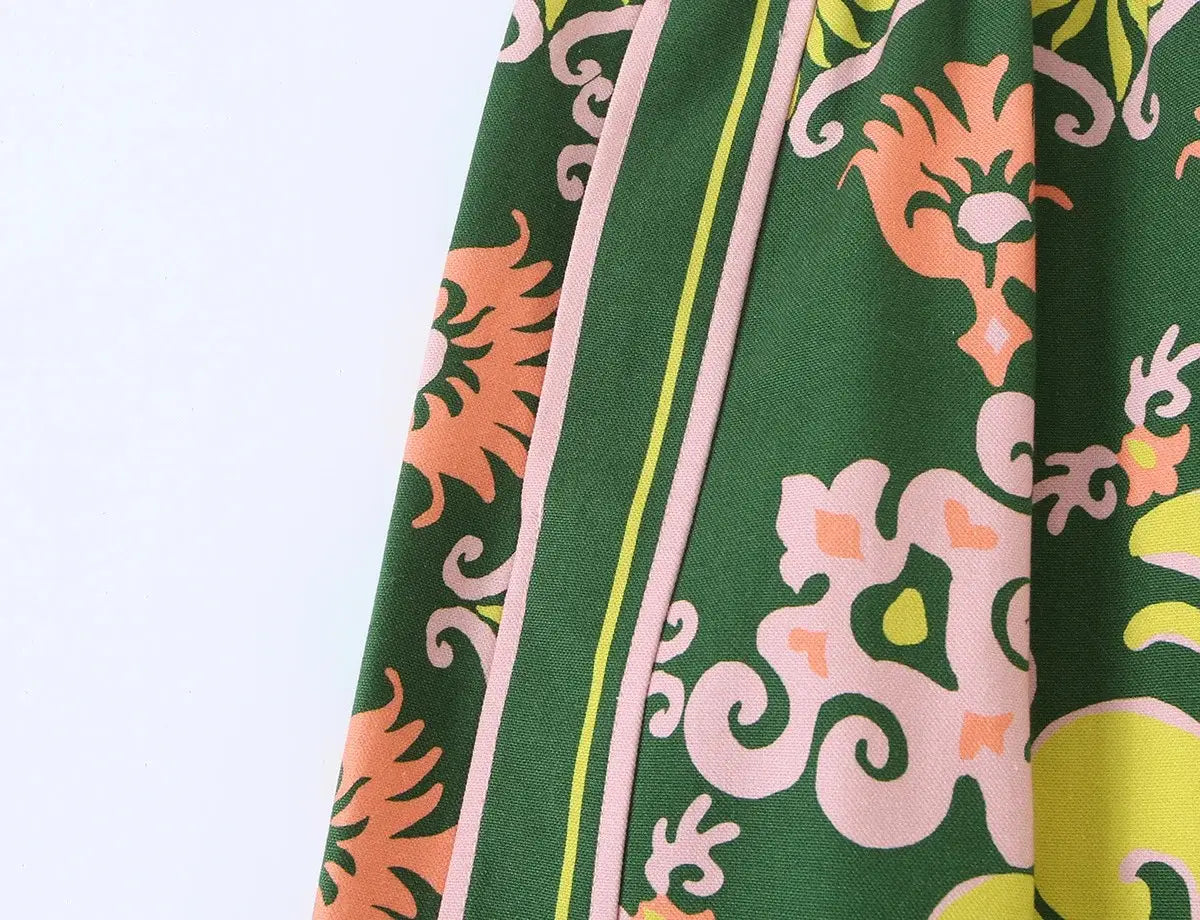 Grünes Stoff-Blumen-Zweiteiler-Midi-Rock-Set mit leuchtenden orangefarbenen und pinkfarbenen Blumenmustern sowie einem dünnen gelben Streifen entlang der Naht im Boho-Outfit-Stil.