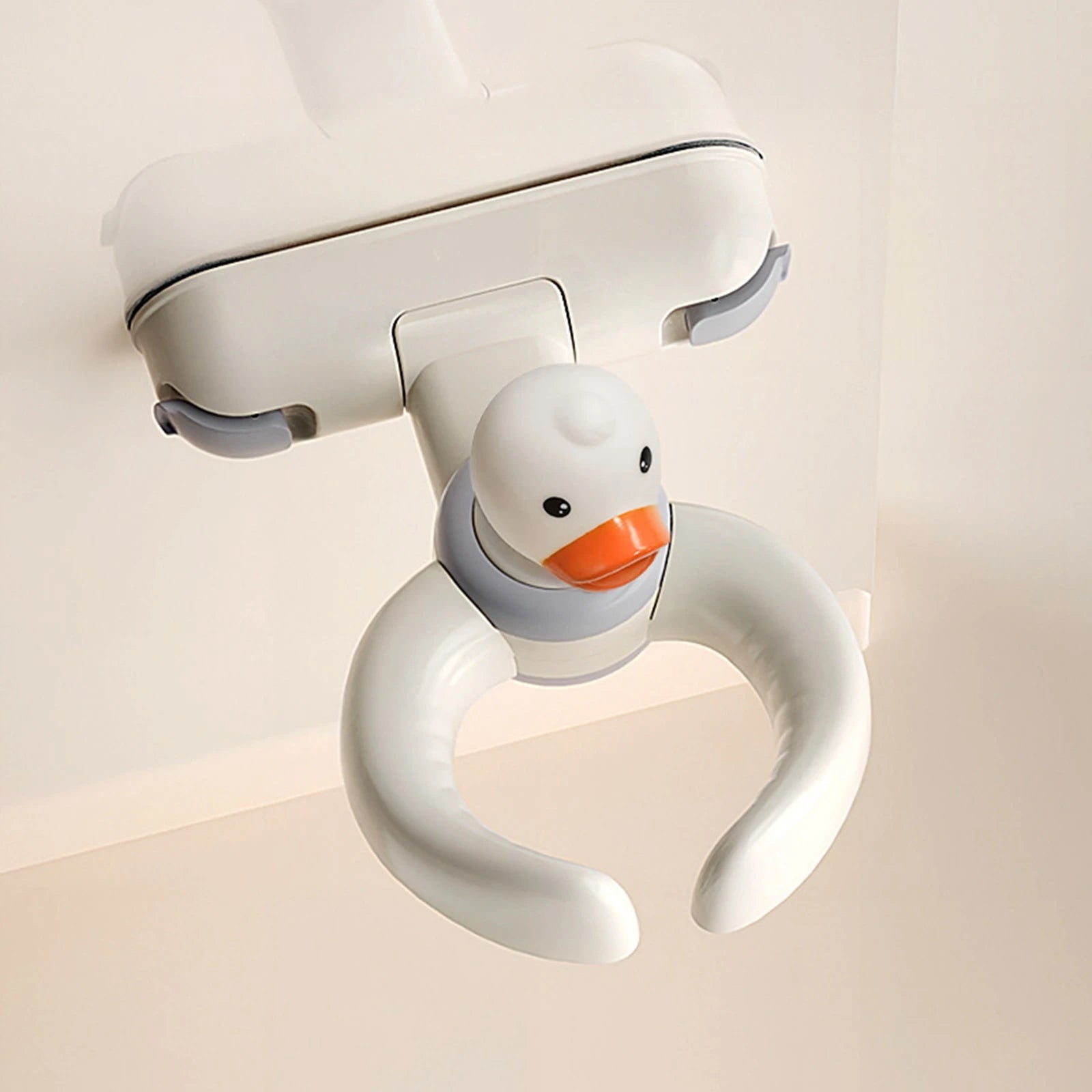 Weiße, entenförmige Baby-Badewannen-Badehilfe mit Saugnapf, mit orangefarbenem Schnabel und grauem Halsband für Sicherheit.