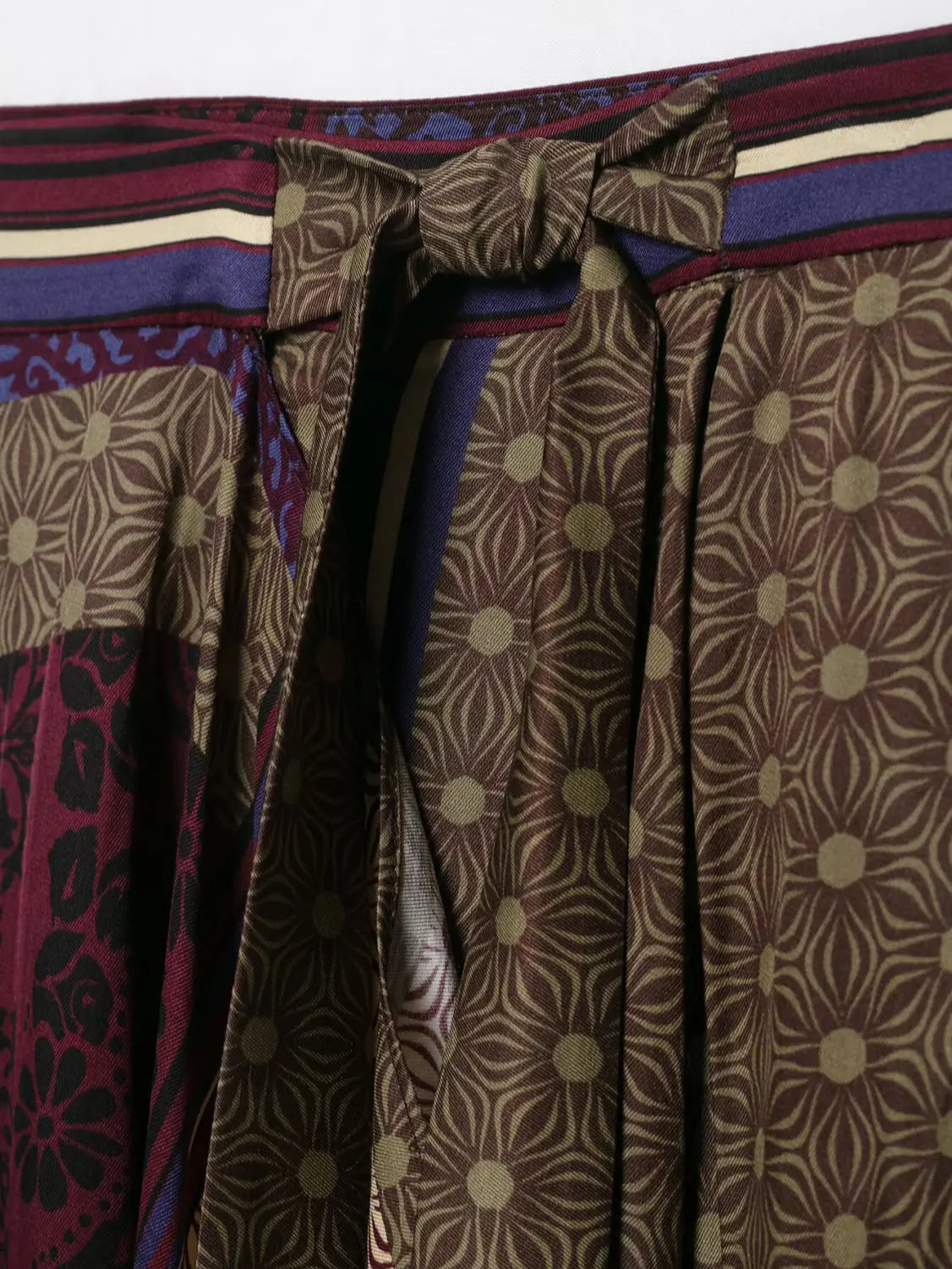 Boho-Grafikdesign zweierlei Rockset mit einem Rock im Braun-und-Beige-Muster, mit Schleife am Taillenbund und gestreiften Akzenten.