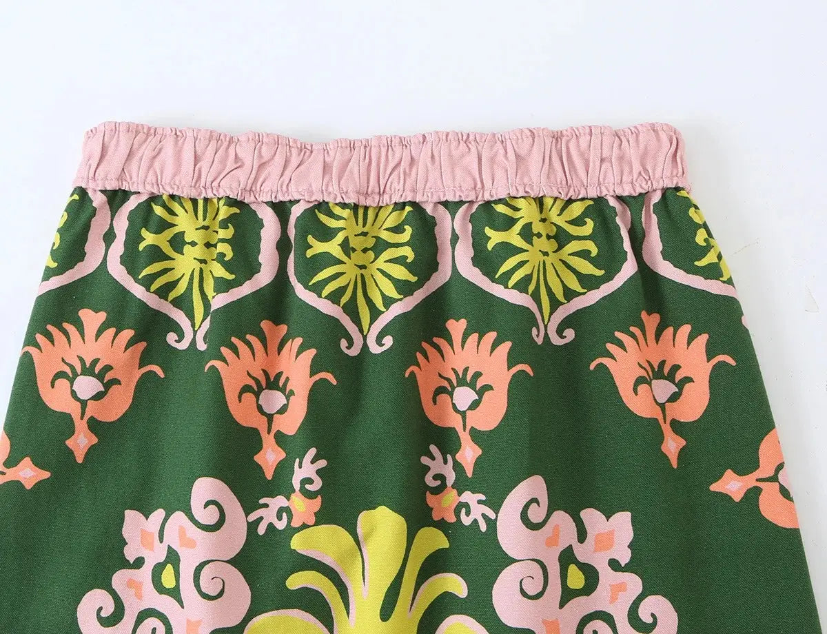 Grünes florales zweiteiliges Midi-Rock-Set im Boho-Outfit-Stil mit einem grünen Rock mit einem leuchtenden pink- und gelbfarbenen Blumenmuster sowie einem elastischen Bund.