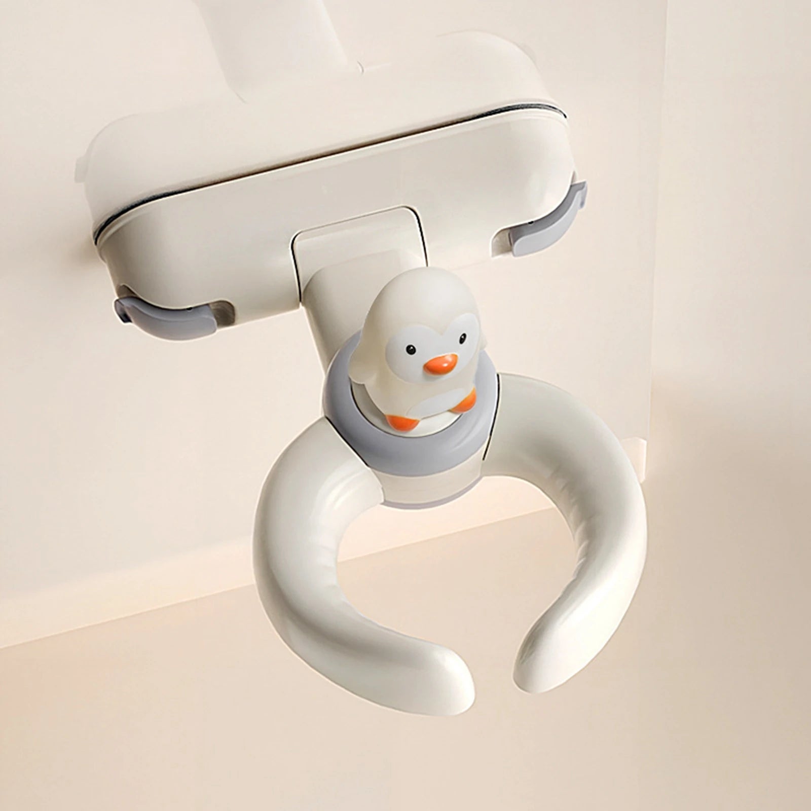 Weiße Baby-Badewannen-Badehilfe im Pinguin-Thema mit Saugnapf, mit grauen Akzenten und orangefarbenem Schnabel für sicheres Baden des Säuglings.