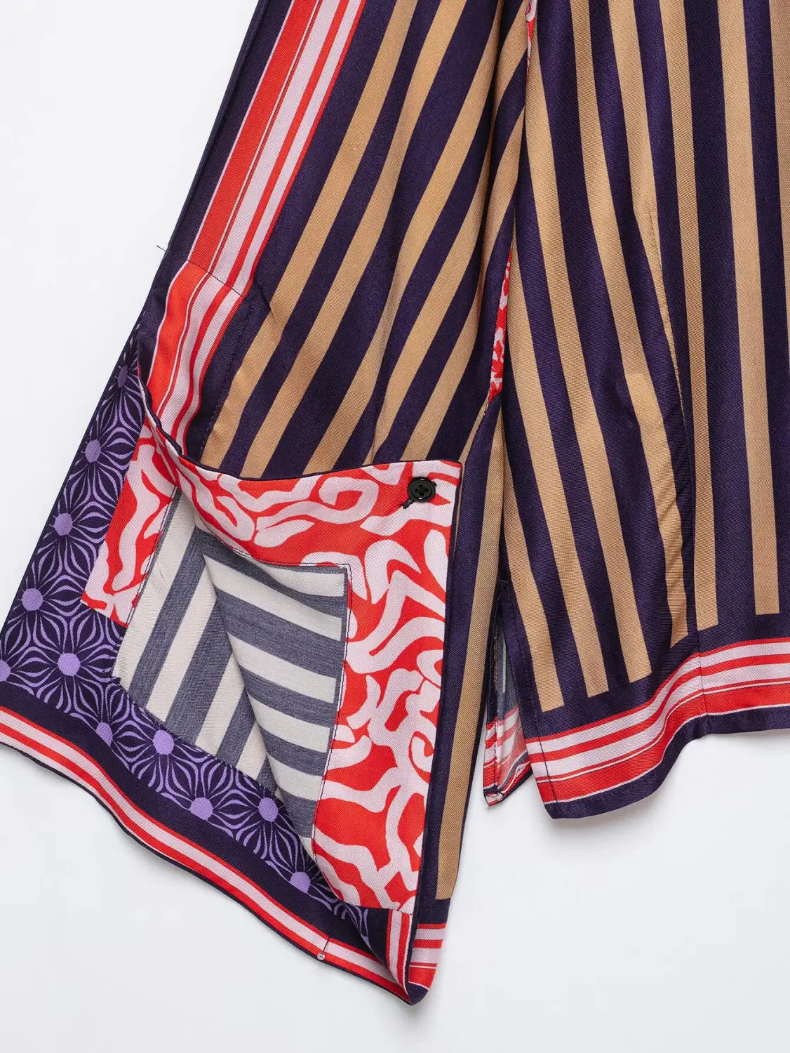 Boho-Grafikdesign zweierlei Rockset mit einem lebhaften Patchwork-Rock im Stil eines kräftigen Designs: vertikale Navy- und Beigestreifen, akzentuiert mit Rot, sowie einer Tasche mit kunstvollen weißen Ornament-Schleifen auf rotem Hintergrund.